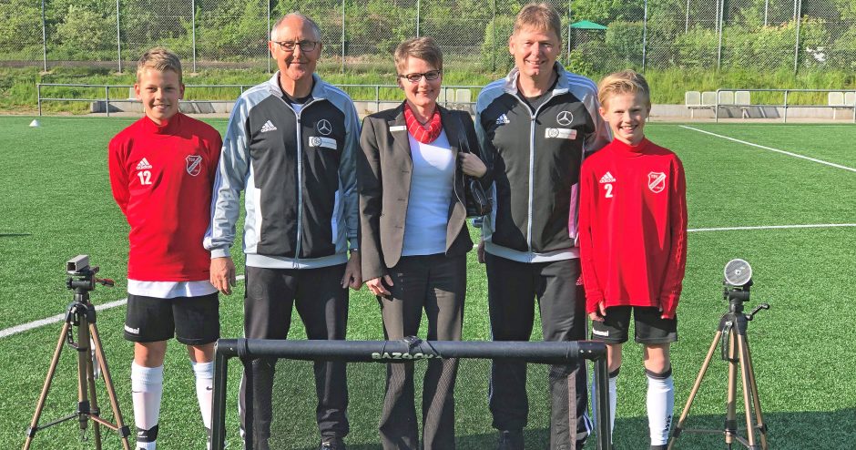 Fußballer des DFB-Stützpunktes freuen sich über Zeitmessgerät und Mini-Tore