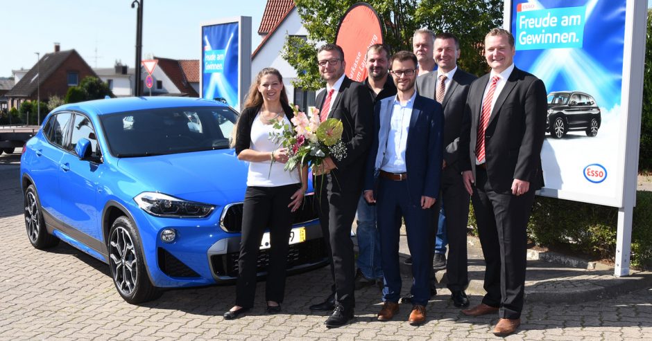 Aus Freude am Gewinnen – Kreissparkassenkundin mit neuem BMW X2