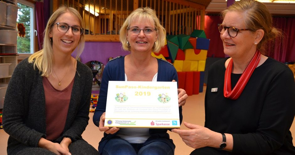 Krebsgesellschaft verleiht dem Flohzirkus in Büchen das Sonnenschutz-Zertifikat