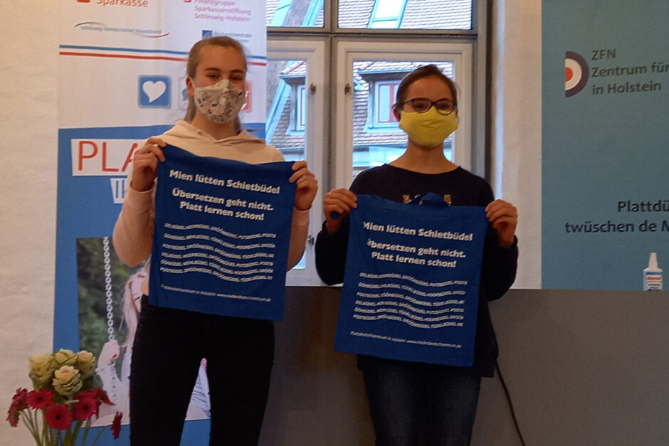 „Schölers leest Platt“: Rosalie Krüger und Amelie Koch siegen beim Regionalentscheid in Mölln