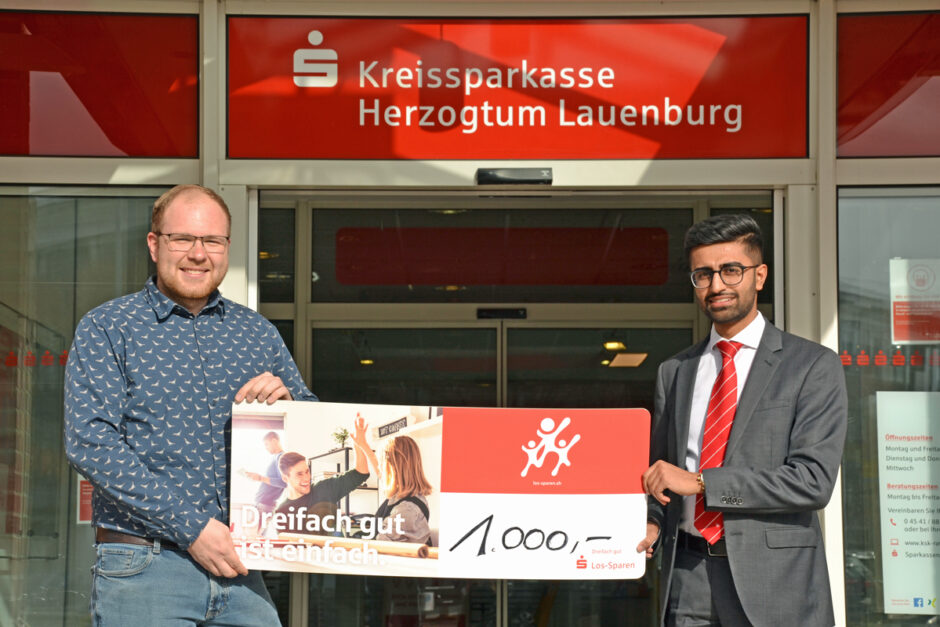 Gewinner strahlt über Los-Glück