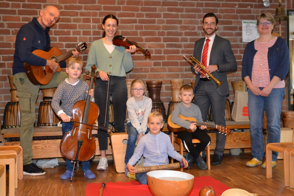 Trommel und Geige zu Gast im Kindergarten am Domhof