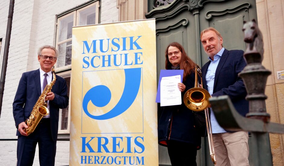 Für klangliche Vielfalt: Kreissparkasse Herzogtum Lauenburg spendet neue Musikinstrumente für die Kreismusikschule